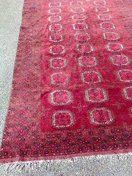 Tapis afghan sur fond rouge