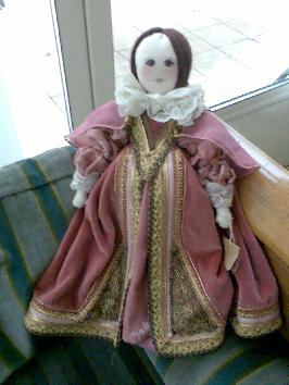 Poupée en costume élisabétain