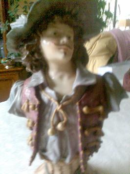 Buste d'homme en porcelaine - costume XVI-XVIIe siècle
