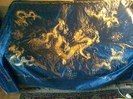 Panneaux (2) en soie bleue chinois av. décor dragons fil d'a