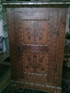 Armoire confiturier peinte en trompe l'oeil marqueterie