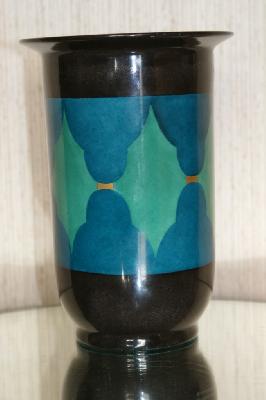 Vase Art Deco tardif porcelaine peinte signee NB sous base