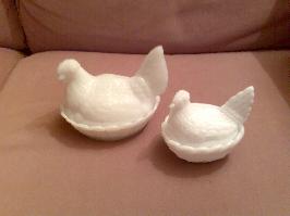 Poules (2) en opaline blanche de foire