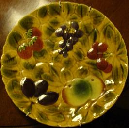 Plat Sarreguemines Art Nouveau décor de fruits