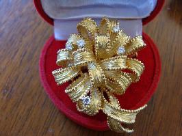 Broche AU750 à entrelacs et  5 diamants