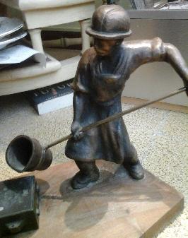 Statuette en bronze Le Fondeur en action